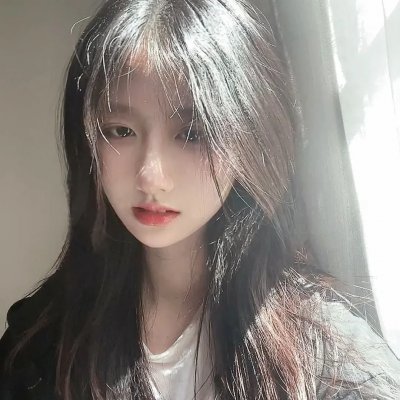 坐推土机的少女